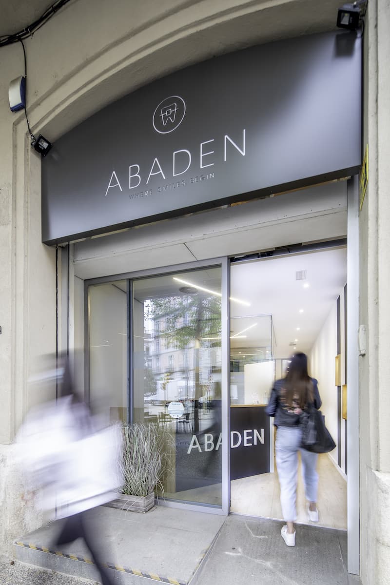 Exterior a la clínica dental Abaden en Girona