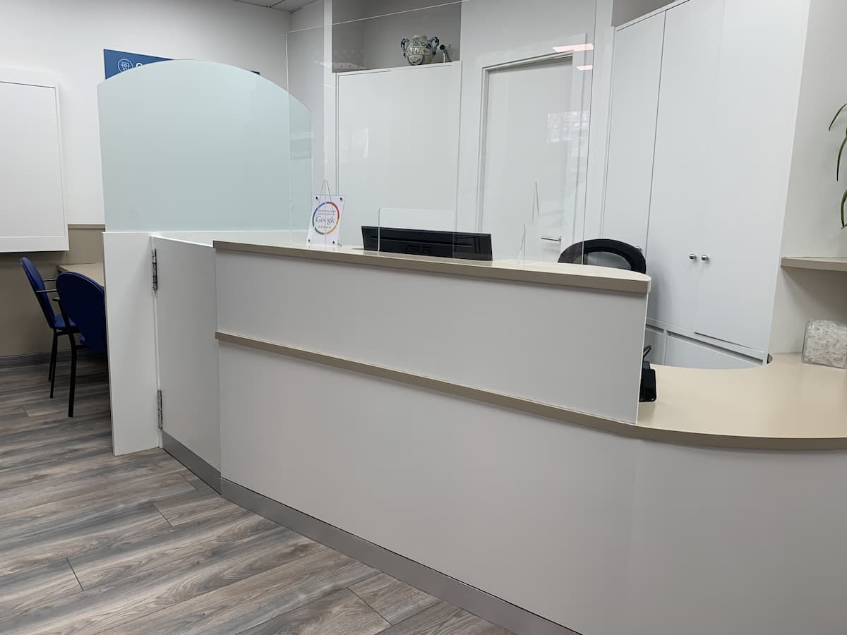 Recepción de la clínica dental Abaden en Tarragona
