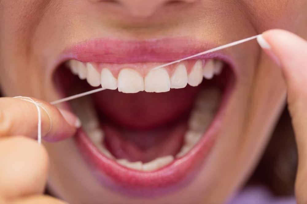 Cómo usar el hilo dental