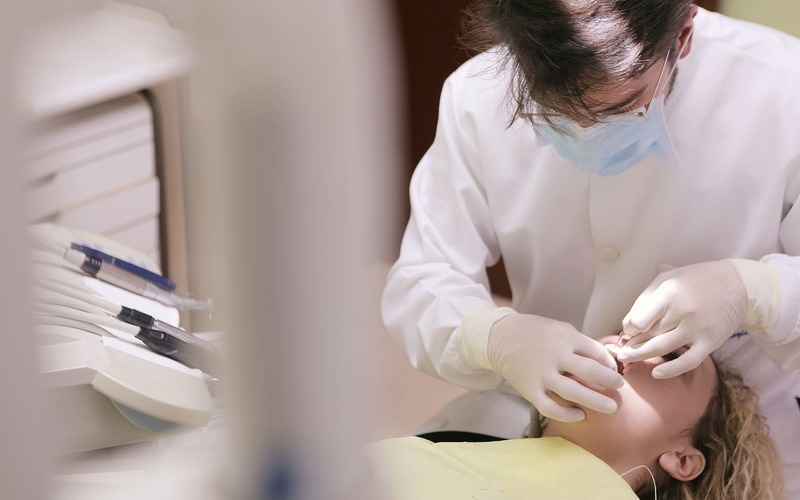 Caries dental: ¿Cuáles son sus síntomas y cómo se trata?