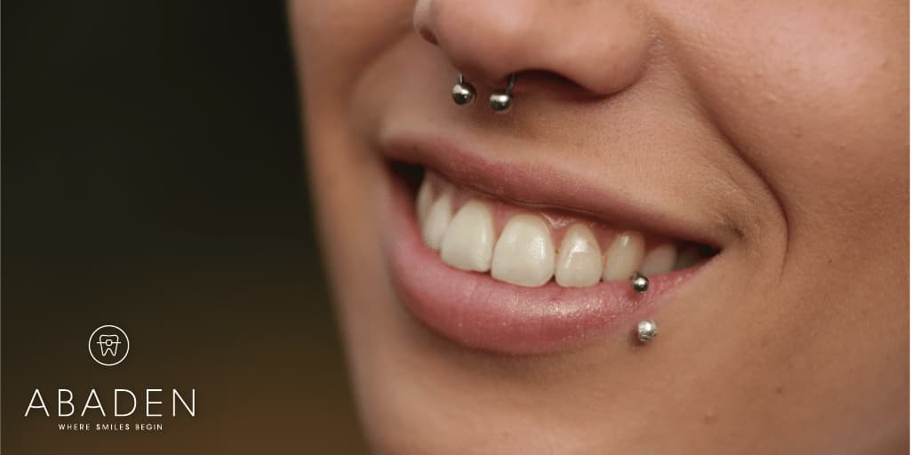 ¿Cuáles son los riesgos de llevar piercings en la boca?