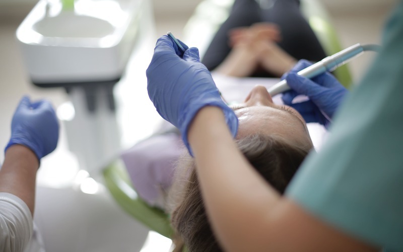 Presupuesto incluye revisiones de Invisalign