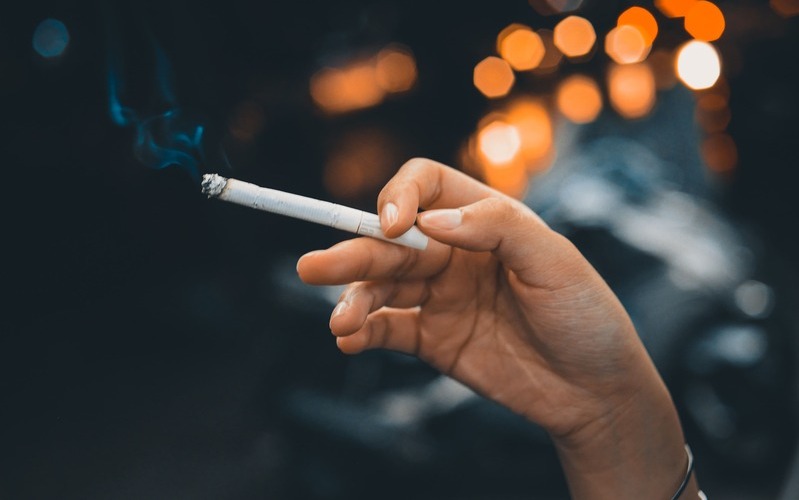 Tabaco provoca infecciones en los implantes dentales