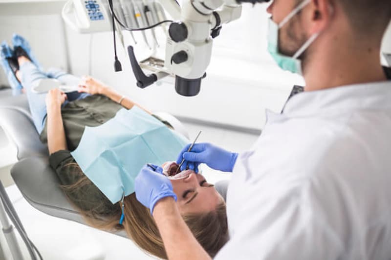 Ventajas de usar el microscopio en odontología